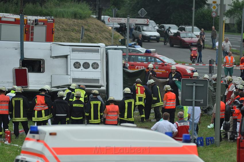 Schwerer Unfall mit Reisebus Lohmar Donrather Dreieck P547.JPG